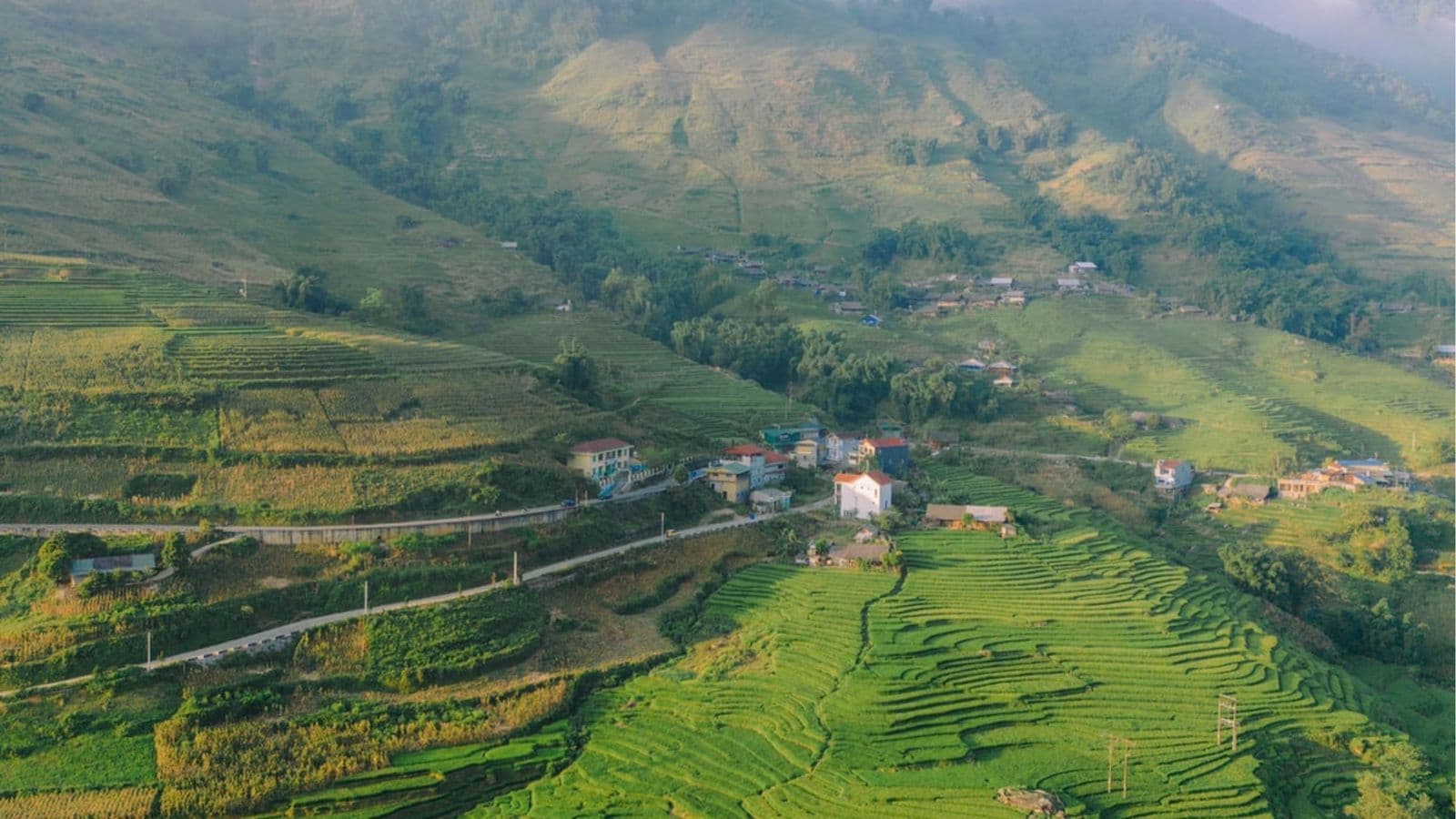 Bản làng giữa ruộng bậc thang ở Sa Pa